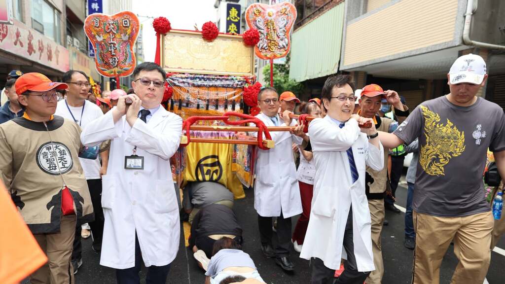▲惠來醫療體系白袍醫師扛轎為患者祈福。（圖／記者林明佑翻攝）