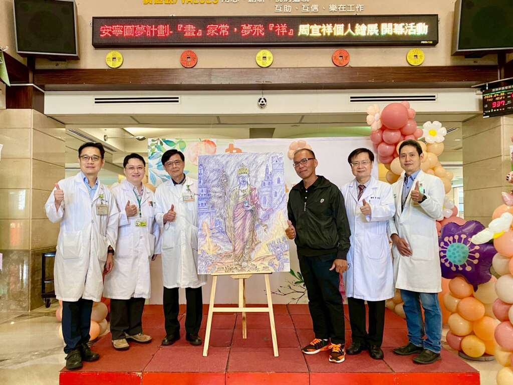 ▲周宜祥先生花兩個月就完成地藏王菩薩畫作，醫師團隊為他加油打氣。（圖／記者林明佑翻攝）