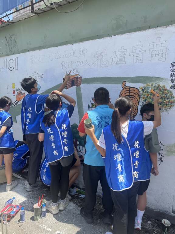 花壇青商推「玩美角落」翻轉治安死角　花壇火車站變身打卡新地標