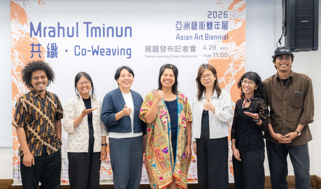 ▲國立臺灣美術館長陳貺怡(右三)、策展人呂佩怡（左三）、藝術家林介文（中）、藝術家梅塔．梅莉達（Meita Melita）（左2）；藝術團體鱷魚背（Gegerboyo）成員安嘉莉．娜妍吉塔（Anjali Nayenggita）(右二)、恩卡．科馬里亞（Enka Komariah）（右一）、普里哈特莫科．墨基（Prihatmoko Moki）、(左一)。（圖／國美館提供）