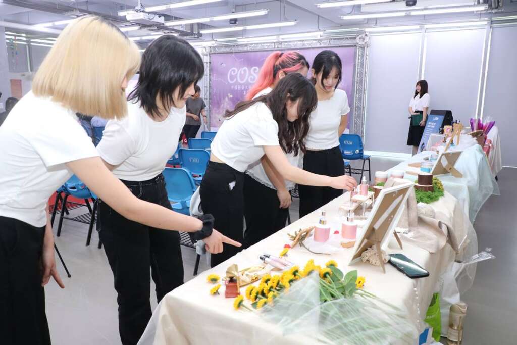 中國醫藥大學藥妝系畢展　《COSmic》展現科學與美的創意融合