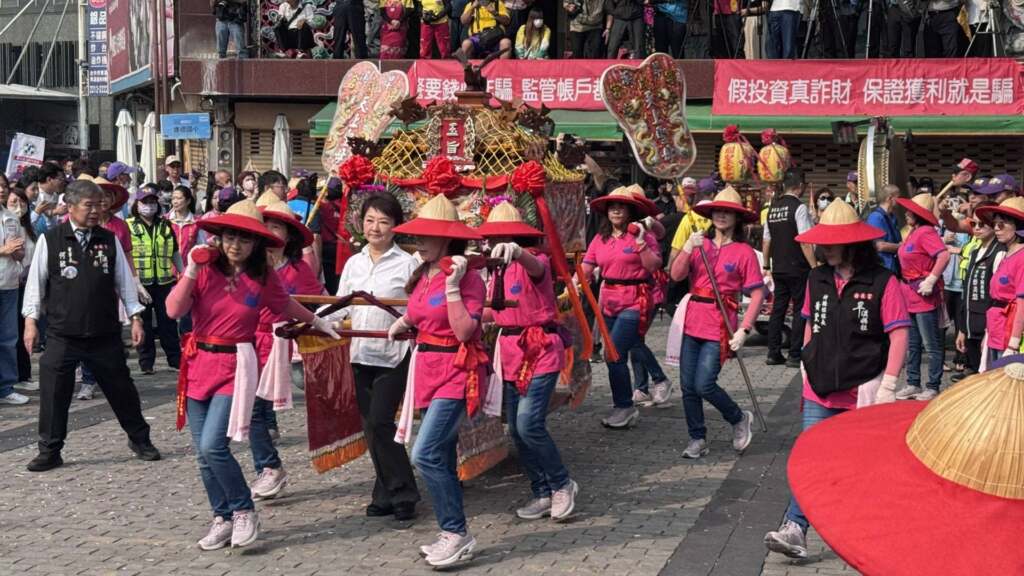 ▲台中樂成宮旱溪媽祖遶境十八庄祈安植福活動，市長盧秀燕今早親自扶轎恭送「旱溪媽祖」出巡。（圖／記者林明佑攝）