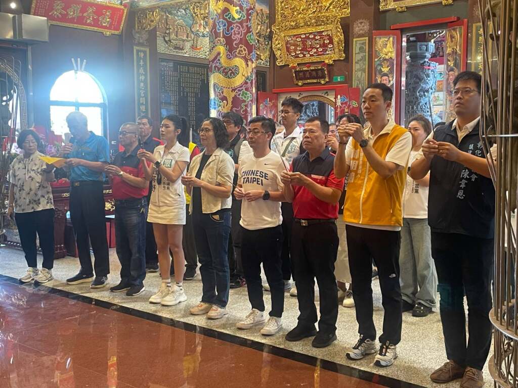 ▲蔡壁如伸港福安宮參拜祈福,隨白沙屯媽祖進香行腳。(圖/蔡壁如提供)