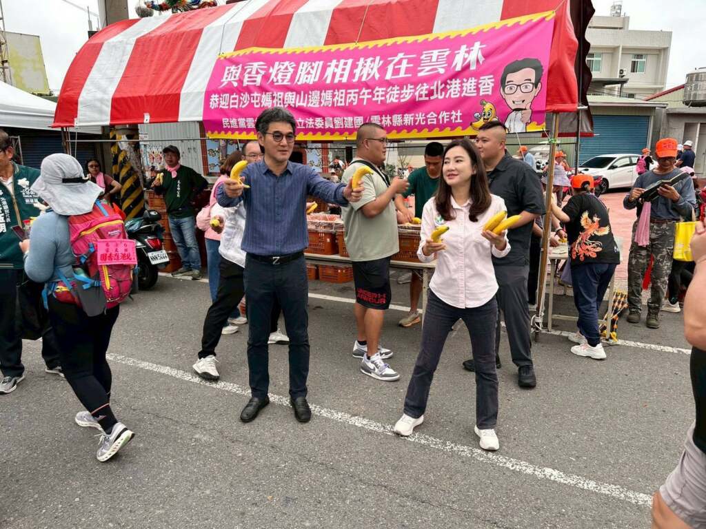 與香燈腳相揪在雲林！徐國勇、劉建國與蕉農贈香蕉與飄帶祈平安