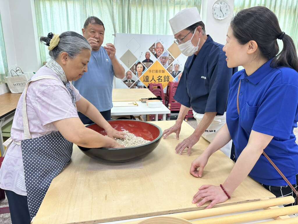 ▲日本蕎麥麵大師自費來臺指導學員製麵技藝，展現對臺灣蕎麥文化推廣的高度熱忱與支持。（圖／記者林明佑翻攝）
