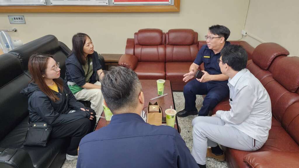 ∆臺東縣政府觀光處處長卜敏正率相關業務同仁，於6日前往臺東縣警察局關山分局，與分局長龔士哲共同研商即將登場的「2026臺灣國際熱氣球嘉年華」活動重點議題深入交換意見。（圖／關山警分局提供）