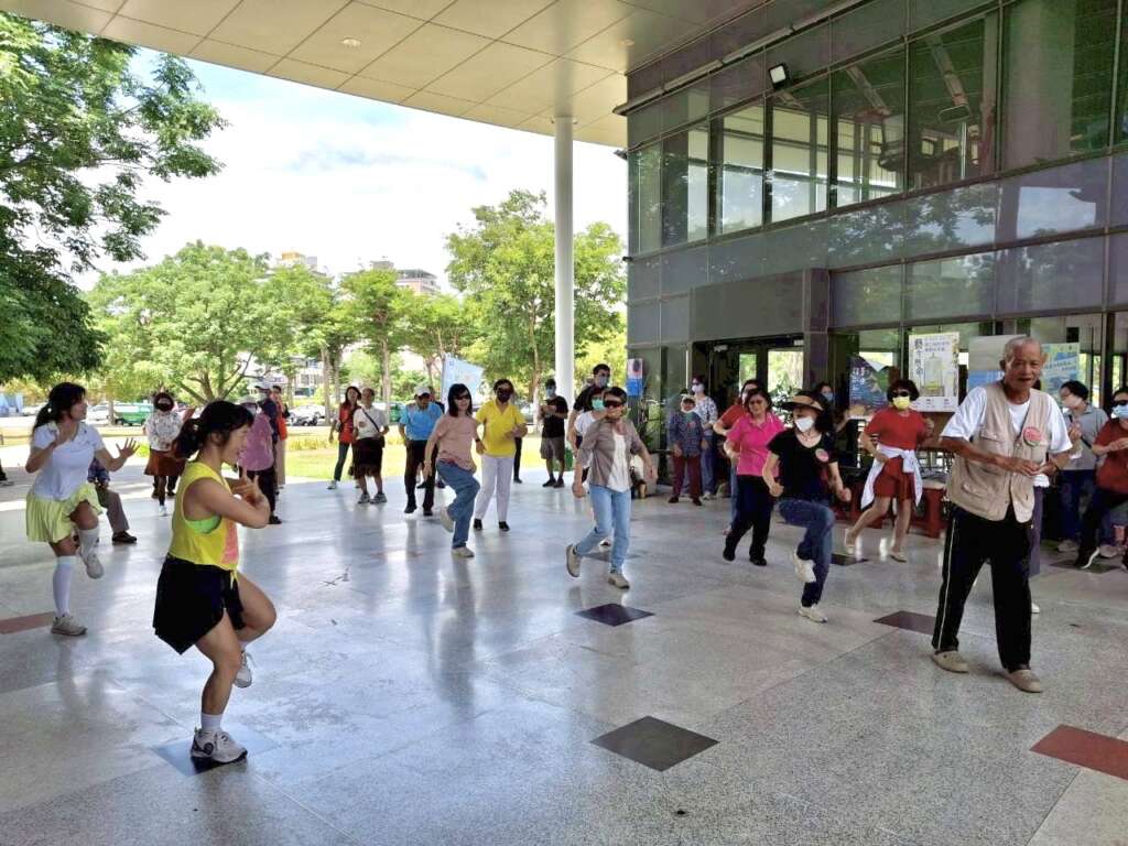 臺東郵局深耕在地關懷     臺東美術館辦理「中華郵政樂齡運動」