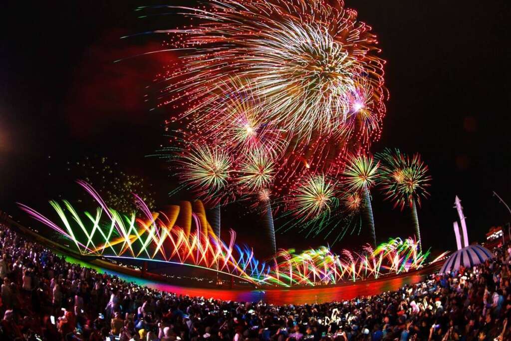 澎湖花火節盛大開幕　萬人倒數煙火點亮夜空
