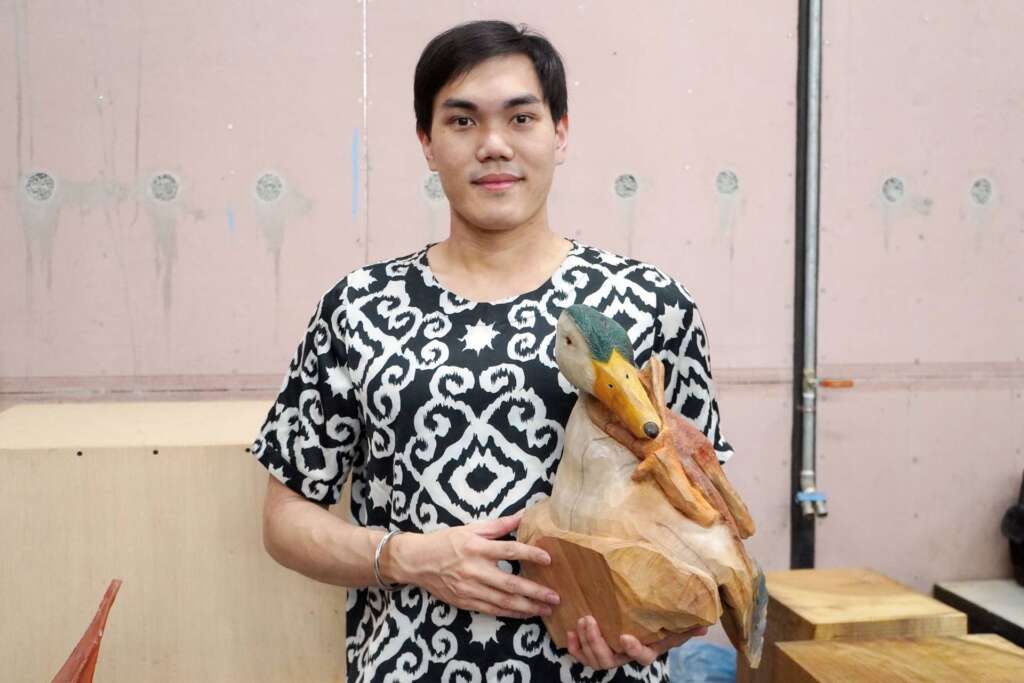 ▲大葉大學造藝系碩士生陳紀凱創作木雕作品「鴨來細嚼」反思生命議題。（圖／記者林明佑翻攝）
