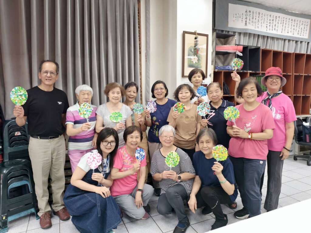 中市清潔隊「扇」播永續理念　攜手長輩將瓶蓋變身藝術涼扇