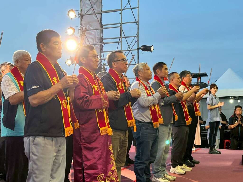 ▲苗栗縣鍾東錦縣長、農村水保署陳俊言署長率與會貴賓共同為農村祈福。