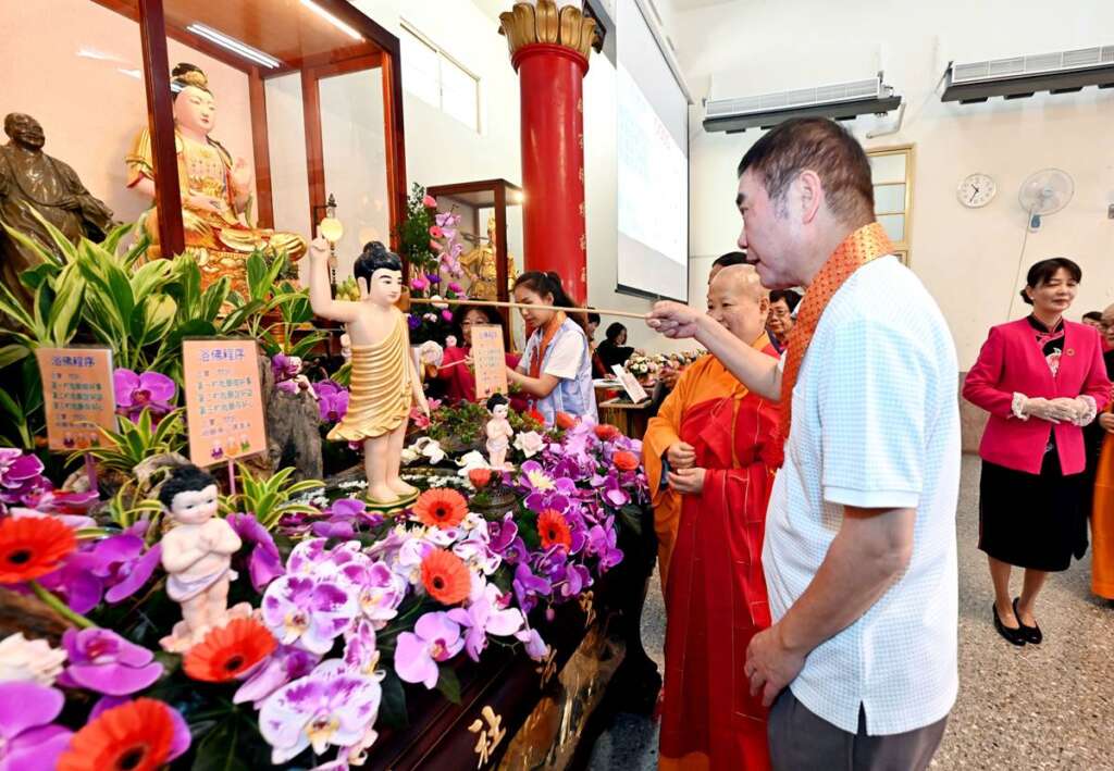 佛光山頭份宏法社浴佛法會　鍾東錦祈願縣運順利