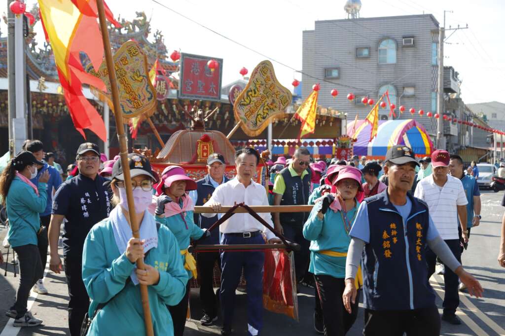 布袋魍港太聖宮媽祖遶境　翁章梁扶轎出巡為村莊祈福
