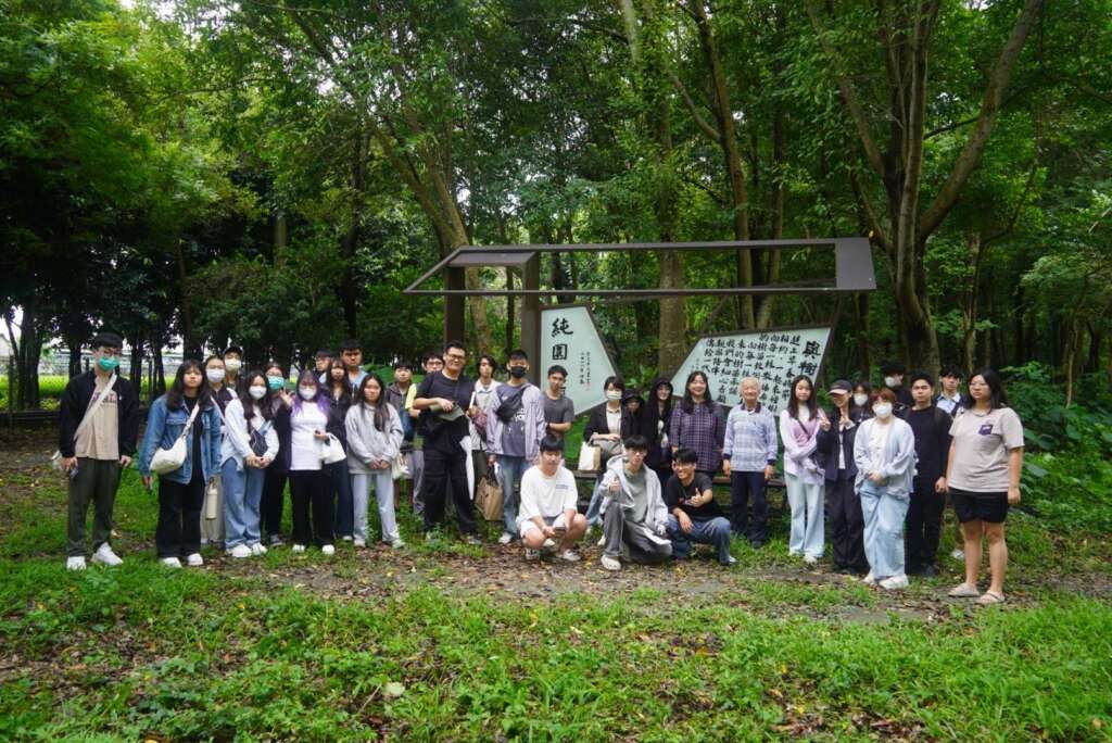 ▲大葉大學通識課程文學走讀，到純園拜訪詩人吳晟。（圖／記者林明佑翻攝）